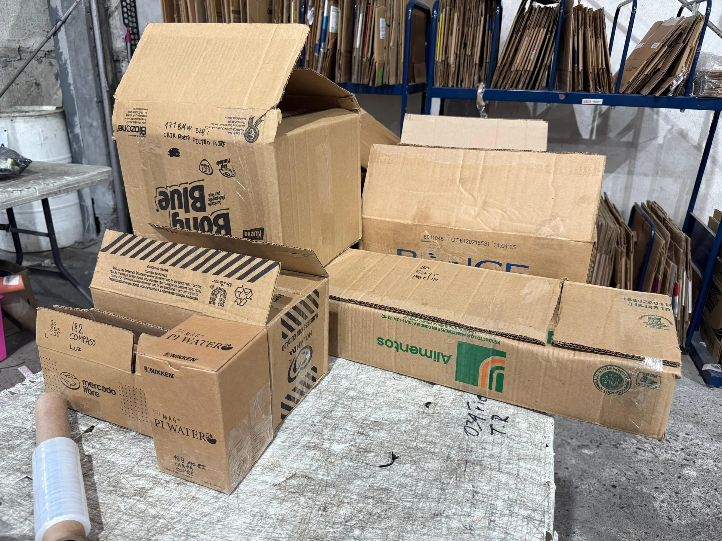 Paquetes y cajas listos para envío en RECAUNO