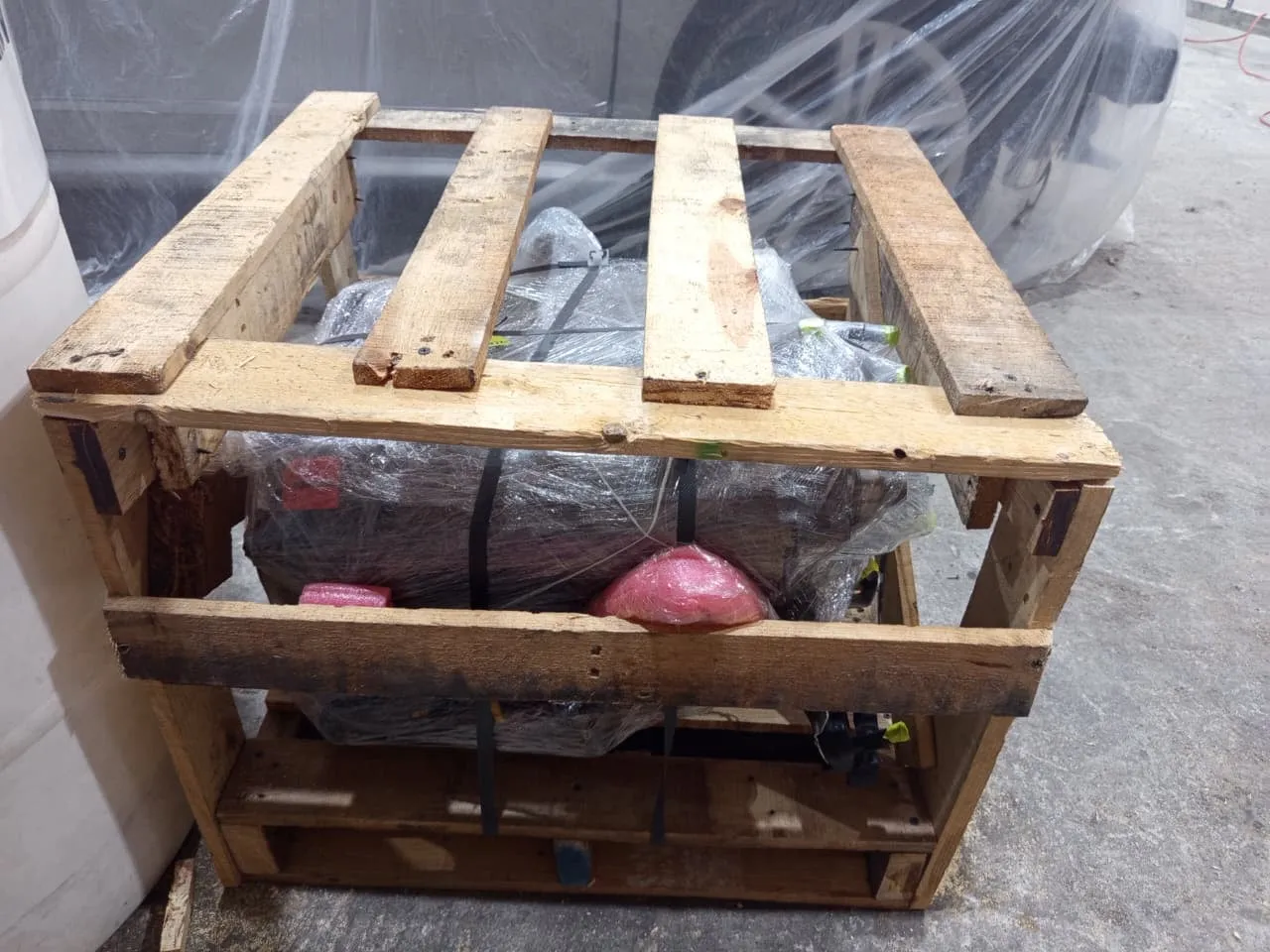 Huacal de madera con la pieza empacada y protegida, lista para embarque