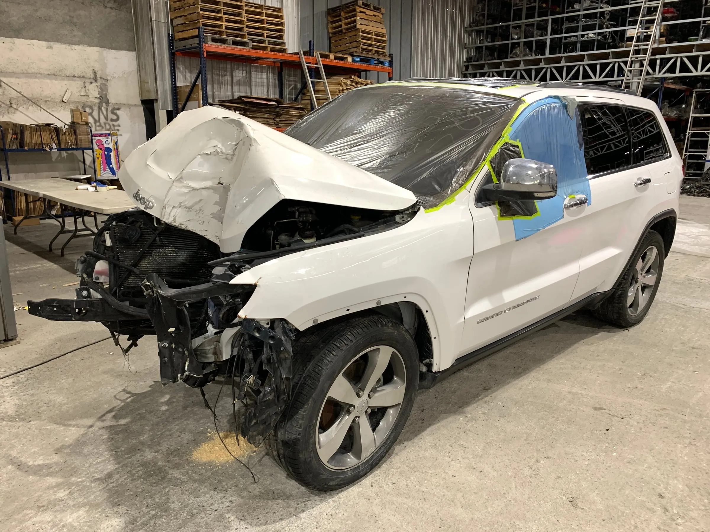 Camioneta accidentada con daño frontal, resguardada en la bodega de RECAUNO antes de desarmarse