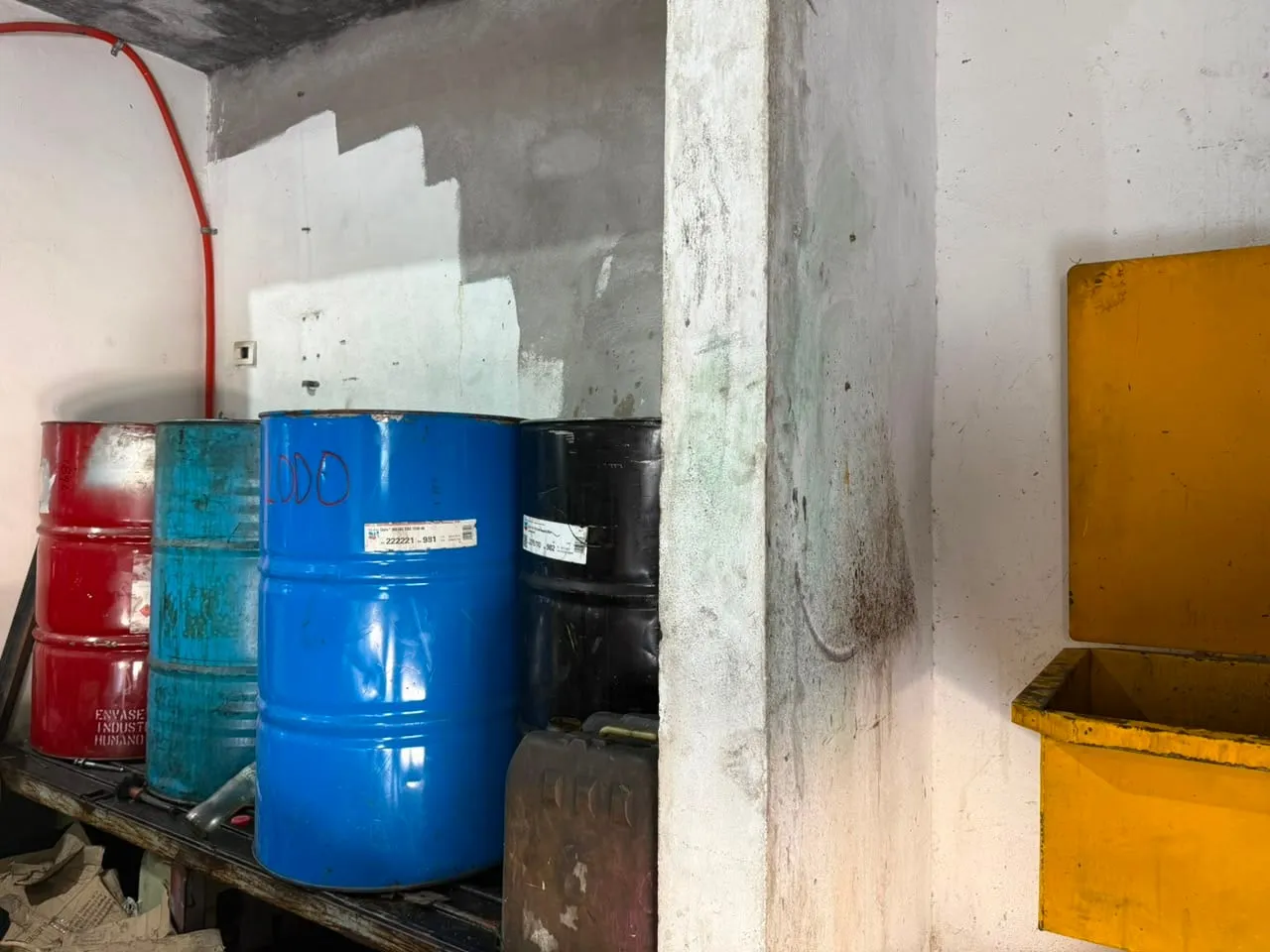 Tambores de residuos industriales segregados, listos para su recolección certificada